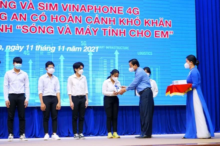 VNPT trao tặng máy tính bảng kèm sim Vinaphone miễn phí.
