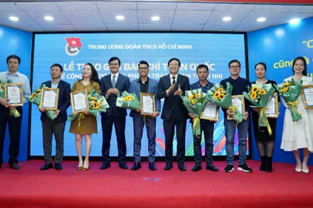 Các đồng chí đại diện Ban Tổ chức trao giải A tặng các tác giả, nhóm tác giả.