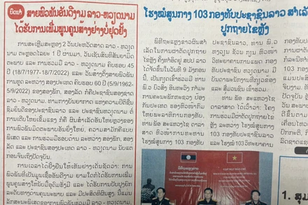 Trang nhất báo Pasaxon số ra ngày 10/1 đăng bài xã luận ca ngợi mối quan hệ truyền thống tốt đẹp Lào-Việt Nam không ngừng được củng cố và vun đắp. (Ảnh: Hải Tiến)