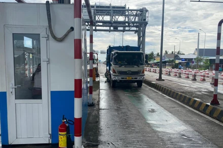 Xe qua trạm thu phí được đặt trên quốc lộ 1 Tiền Giang.