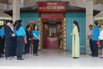 Đại diện lãnh đạo Tổng Liên đoàn Lao động Việt Nam, Liên đoàn Lao động các tỉnh khu vực đồng bằng sông Cửu Long đến viếng Đền thờ Bác Hồ tại xã Long Đức, tỉnh Trà Vinh.