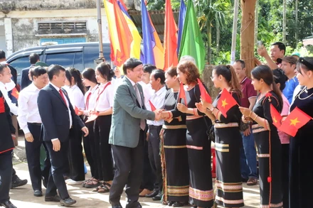  Đồng bào các dân tộc huyện Cư Kuin vui mừng được đón các đồng chí lãnh đạo về tham dự ngày hội.