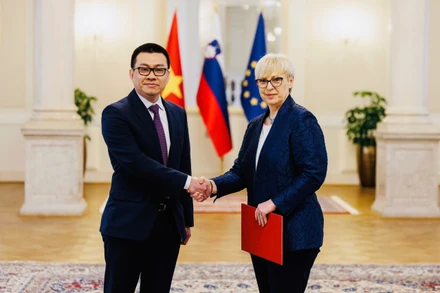 Đại sứ Vũ Lê Thái Hoàng (trái) và Tổng thống Slovenia, bà Natasa Pirc Musar (Nguồn: Phủ Tổng thống Slovenia)