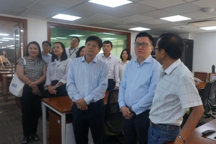  Lãnh đạo Trung tâm Báo chí thành phố giới thiệu đồng chí Lê Quốc Minh về cơ sở hạ tầng phục vụ công tác tuyên truyền báo chí.