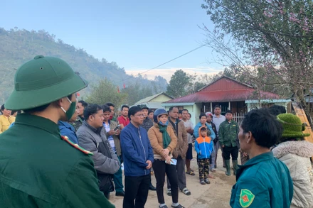 Chính quyền địa phương, bộ đội biên phòng đến thăm, động viên các gia đình bị cháy nhà. 