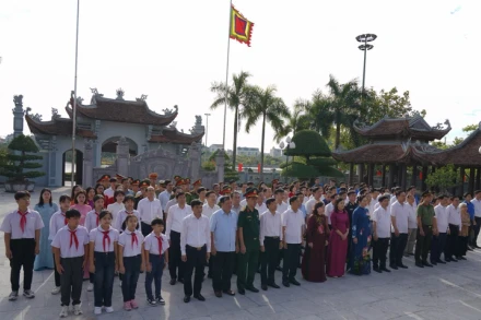 Các đại biểu dự lễ dâng hương kỷ niệm 120 năm ngày sinh đồng chí Lương Khánh Thiện.