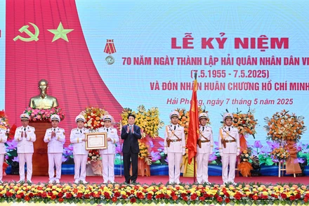 Chủ tịch nước Lương Cường trao Huân chương Hồ Chí Minh tặng Quân chủng Hải quân.