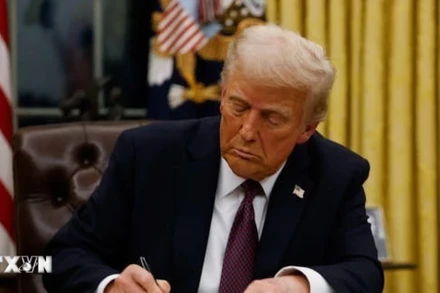 Tổng thống Mỹ Donald Trump ký sắc lệnh tại Nhà Trắng, Washington, D.C. (Ảnh: Getty Images/TTXVN) 