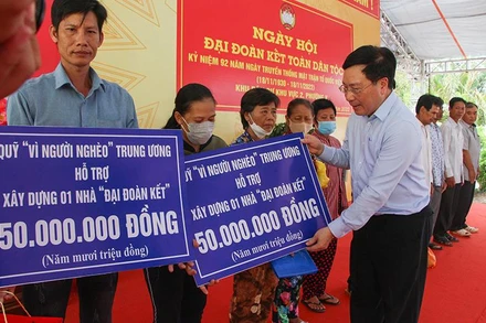 Phó Thủ tướng Thường trực Chính phủ trao hỗ trợ nhà Đại đoàn kết cho hộ nghèo, khó khăn về nhà ở.