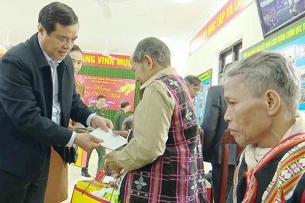 Bí thư Tỉnh ủy Phan Việt Cường tặng quà già làng xã La Êê (huyện Nam Giang).