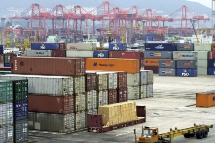 Container hàng hóa chờ bốc dỡ tại cảng Busan, Hàn Quốc. (Ảnh: AFP/TTXVN)