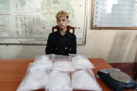 Đối tượng Lường Văn Quý cùng tang vật khi bị bắt giữ.