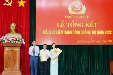 Phó Bí thư Thường trực Tỉnh ủy, Chủ tịch HĐND tỉnh Quảng Trị Nguyễn Đăng Quang trao một giải Nhất cho nhóm tác giả.