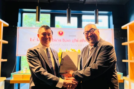 Đại diện hai hiệp hội ký kết thỏa thuận hợp tác.