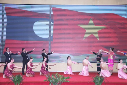 Một tiết mục biểu diễn nghệ thuật tại buổi gặp mặt. (Ảnh: Hải Tiến)