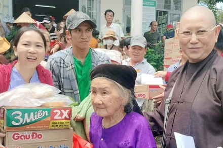 Người dân phấn khởi khi nhận những món quà ý nghĩa, thiết thực.