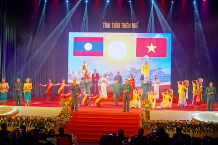 Tiết mục biểu diễn văn nghệ chào mừng buổi gặp mặt nhân kỷ niệm thiết lập quan hệ ngoại giao Việt Nam-Lào.