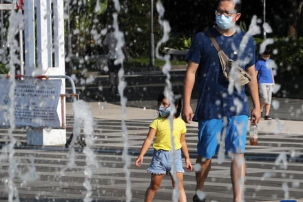 Người dân đi ngang qua đài phun nước vào một ngày hè nóng nực ở Hong Kong, Trung Quốc. Ảnh: Tân Hoa xã