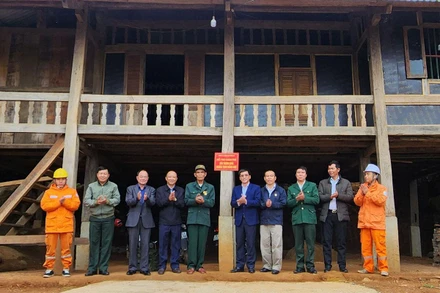 Ngôi nhà nghĩa tình đồng đội được trao cho cựu chiến binh Quàng Văn Lả, bản Cun, xã Chiềng Lao. 