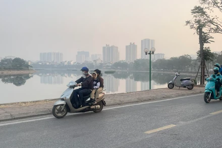 Khu vực Hà Nội sáng sớm có sương mù nhẹ. (Ảnh: Đ.T)