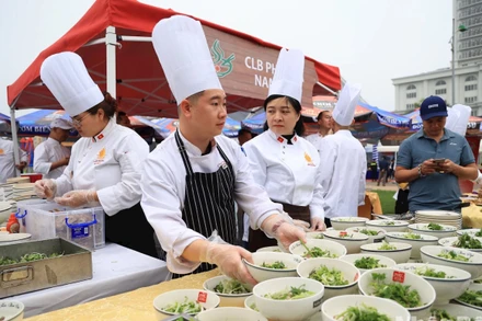Các nghệ nhân chuẩn bị phở cho khách tại Festival Phở 2024. (Ảnh ND)