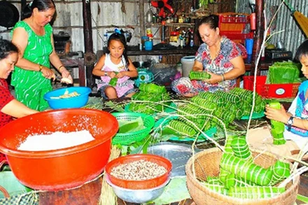 Đồng bào Khmer làm bánh chuẩn bị đón Tết Chôl Chnăm Thmây. (Ảnh: HỮU TÙNG) 