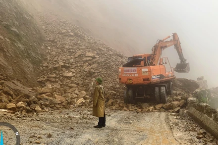 Các đơn vị liên quan huy động nhân lực, máy móc nỗ lực giải tỏa ách tắc Quốc lộ 8A. 