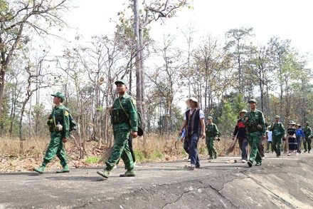 Người dân xã biên giới Krông Na, huyện Buôn Đôn cùng với cán bộ, chiến sĩ Đồn Biên phòng Sê-rê-pốk, Bộ đội Biên phòng tỉnh Đắk Lắk tuần tra bảo vệ biên giới.