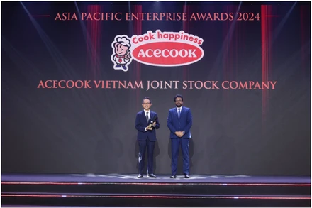 Ông Shimada Shigeru (bên trái) - Chánh Văn phòng Tổng Giám Đốc Acecook Việt Nam đại diện công ty nhận giải thưởng "Doanh nghiệp xuất sắc Châu Á - Corporate Excellence Award"