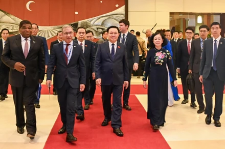 Chủ tịch Quốc hội Vương Đình Huệ, Chủ tịch Liên minh Nghị viện Thế giới Duarte Pacheco cùng các đại biểu dự lễ khai mạc.