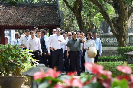 Thủ tướng Chính phủ Phạm Minh Chính đón Thủ tướng Luxembourg Xavier Bettel và cùng thăm Văn Miếu-Quốc Tử Giám. 