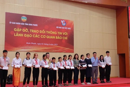 Ban tổ chức trao học bổng cho các em học sinh dân tộc thiểu số. 