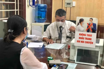 Công chức phường Vĩnh Tuy (quận Hai Bà Trưng) giải quyết thủ tục hành chính cho công dân. Ảnh: Ngọc Trâm.