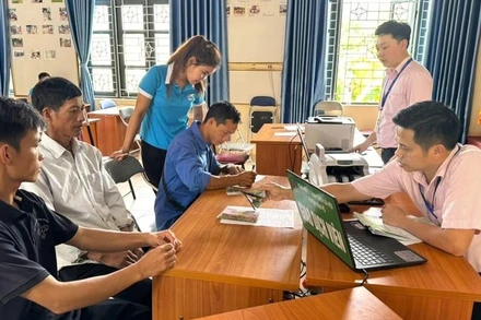 Cán bộ Phòng giao dịch Ngân hàng Chính sách xã hội Nậm Pồ chi trả tiền dịch vụ môi trường rừng cho các chủ rừng tại xã Pa Tần.