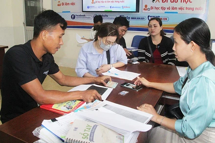 Tư vấn cho người lao động có nhu cầu xuất khẩu tại Trung tâm Dịch vụ việc làm Hậu Giang.