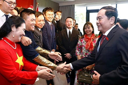 Chủ tịch Quốc hội Trần Thanh Mẫn và Phu nhân với đại diện cộng đồng người Việt Nam tại Nhật Bản. (Ảnh TTXVN)