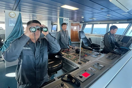 Kíp trực đài chỉ huy tàu kiểm ngư KN390 làm nhiệm vụ trên hành trình ra Trường Sa.