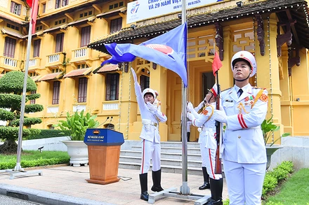 Lễ thượng cờ nhân dịp kỷ niệm 57 năm Ngày thành lập ASEAN (8/8/1967-8/8/2024) và 29 năm Việt Nam gia nhập ASEAN (28/7/1995-28/7/2024) tổ chức tại Hà Nội. (Ảnh THỦY NGUYÊN)