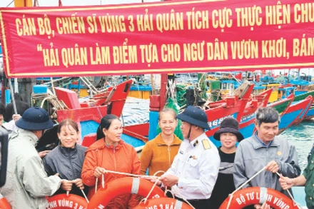 Lãnh đạo Vùng 3 Hải quân trao quà tặng là phao áo cá nhân, phao tròn cho các ngư dân trên huyện đảo Lý Sơn (Quảng Ngãi).