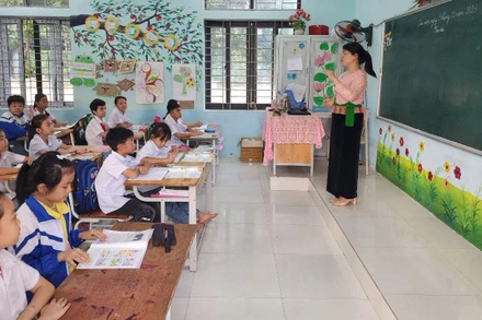 Trường tiểu học và trung học cơ sở A Đú Sáng (Kim Bôi, Hòa Bình) được kiên cố hóa đã bảo đảm điều kiện dạy học.