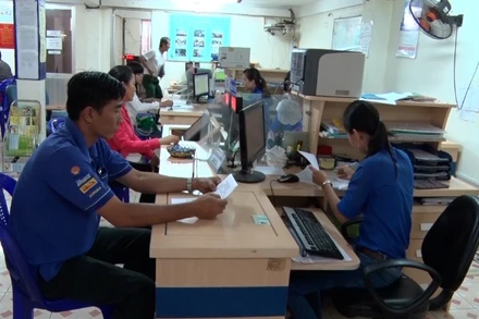 Người lao động tư vấn việc làm tại doanh nghiệp.