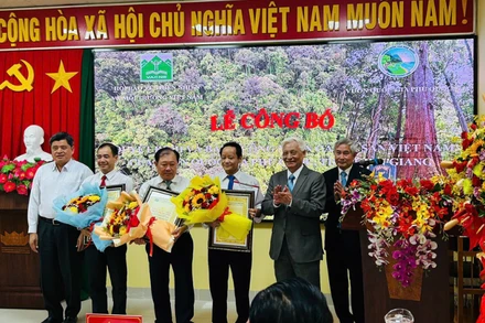 Lễ công nhận cây di sản Việt Nam.