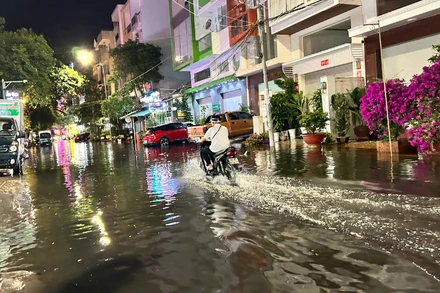 Đường Trần Đại Nghĩa vào tối ngày 2/4 chìm trong nước.