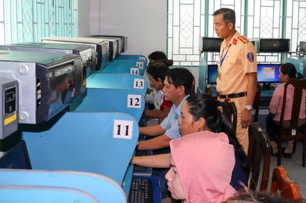 Cảnh sát giao thông sát hạch phần thi lý thuyết.