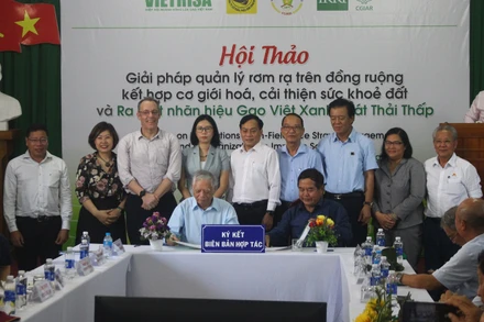 Lễ ký kết giữa các đơn vị tại hội thảo