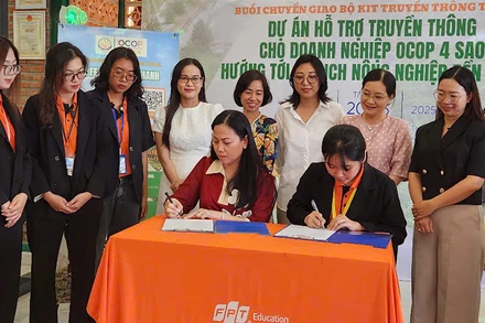 Lễ ký kết bàn giao bộ kit truyền thông.