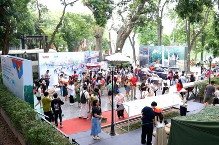 Triển lãm tương tác và phát ấn phẩm đặc biệt tại Báo Nhân Dân.