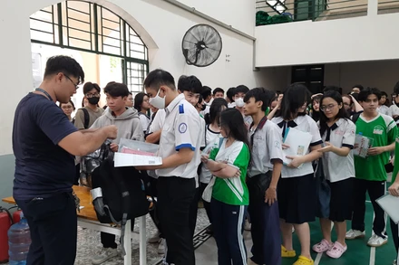 Các thí sinh làm thủ tục gửi đồ tại khu vực gửi đồ ở điểm thi Trường trung học phổ thông Lê Quý Đôn.