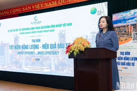 Bà Nguyễn Thị Lâm Giang, Vụ trưởng Vụ Tiết kiệm năng lượng và Phát triển bền vững, Bộ Công thương phát biểu tại tọa đàm