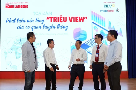 Các đại biểu trao đổi bên lề tọa đàm.